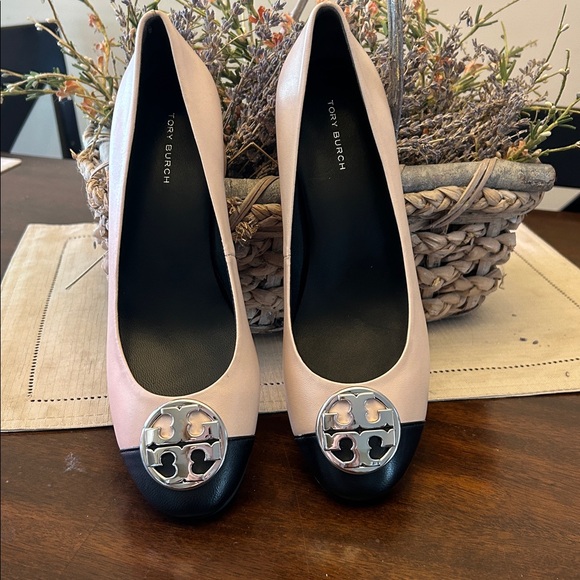 Tory Burch Pumps Size 7 1/2 NWOT - Picture 3 of 9